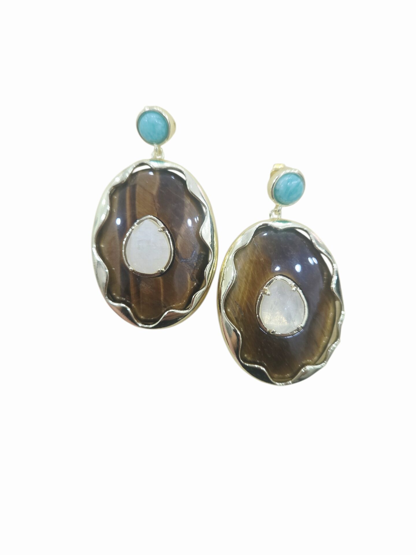Orecchini realizzati con occhio di tigre,pietra di luna e perno in amazzonite con ago e farfalla contornati da ottone
lunghezza 4cm
peso 13.2gr Spedizione Gratuita