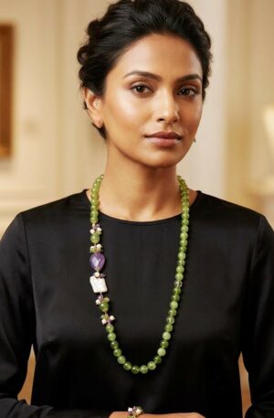 Collana lunga realizzata con giada,ametista, perla scaramazza piatta e di fiume 
lumghezza 84cm Spedizione Gratuita