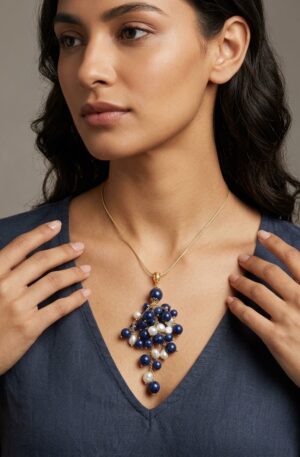 Collana con ciondolo, ciuffo realizzato in agata blu e perle di fiume. cordino dorato regolabile 
lunghezza cordino 50cm
lunghezza ciondolo 12cm Spedizione Gratuita