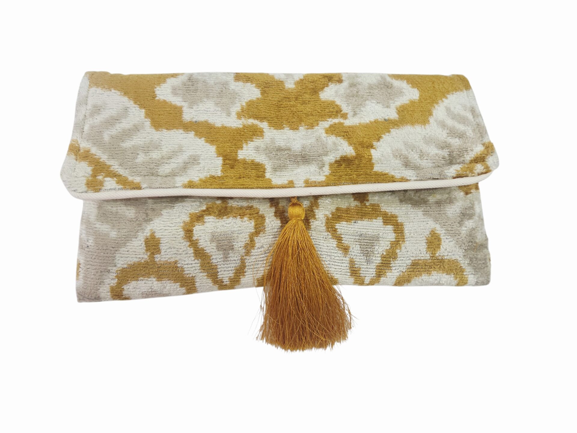 Borsa busta in velluto senape e beige chiaro,con nappina senape, foderata internamente. Dotata di tracollina dorata e bottone magnetico
misure L 27 H 15 Spedizione Gratuita