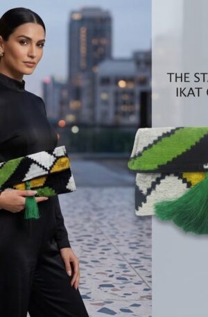 Borsa busta in velluto multicolore,con nappina verde, foderata internamente. Dotata di tracollina dorata e bottone magnetico
misure L 27 H 15 Spedizione Gratuita