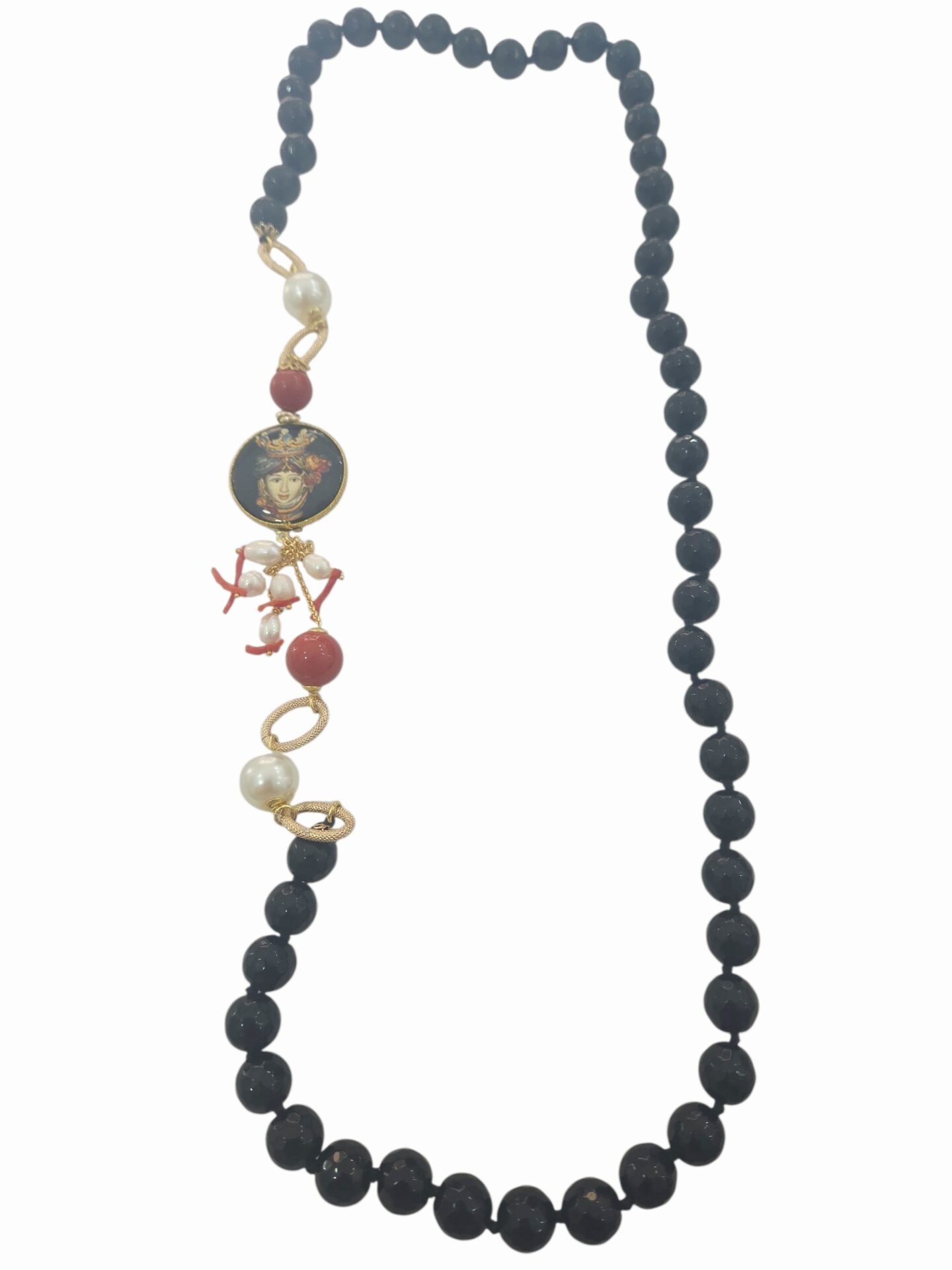 Collana lunga realizzata con onice, pietra lavica con testa di moro, perle di maiorca,perle di fiume,sfere in pasta di corallo e rametti di corallo.
lunghezza 86cm Spedizione Gratuita Collana lunga realizzata con onice, pietra lavica con testa di moro, perle di maiorca,perle di fiume,sfere in pasta di corallo e rametti di corallo.
lunghezza 86cm Spedizione Gratuita
