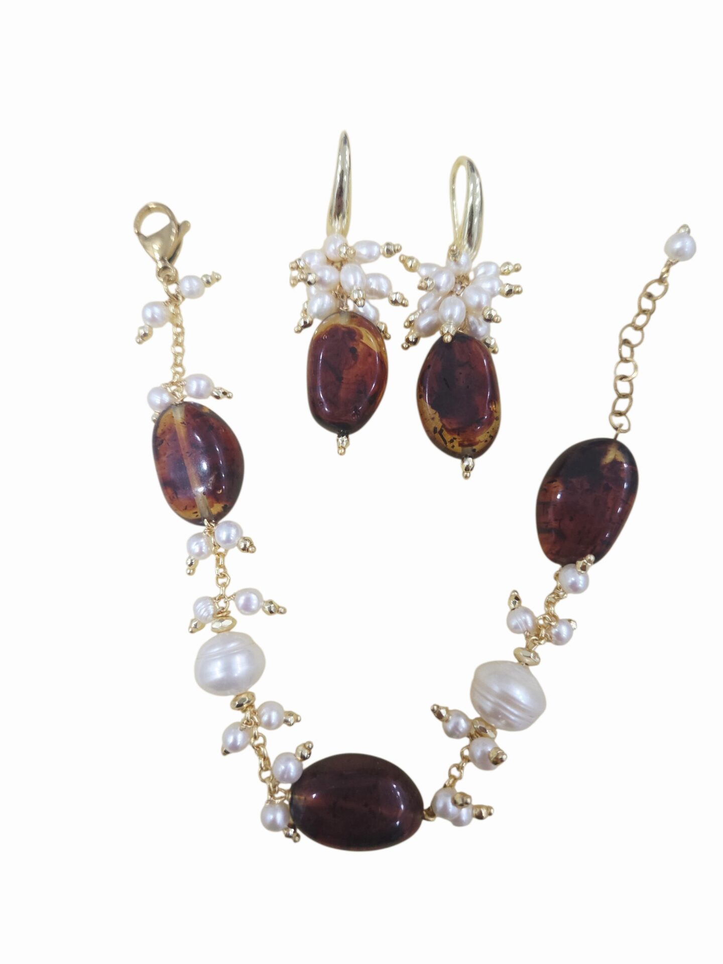 Parure composta da orecchini e bracciale regolabile realizzata con ambra e perle di fiume su elementi in ottone
lunghezza bracciale 23cm
peso orecchini 4.4gr
lunghezza orecchini 5cm Spedizione Gratuita