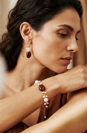 Parure composta da orecchini e bracciale regolabile realizzata con ambra e perle di fiume su elementi in ottone
lunghezza bracciale 23cm
peso orecchini 4.4gr
lunghezza orecchini 5cm Spedizione Gratuita