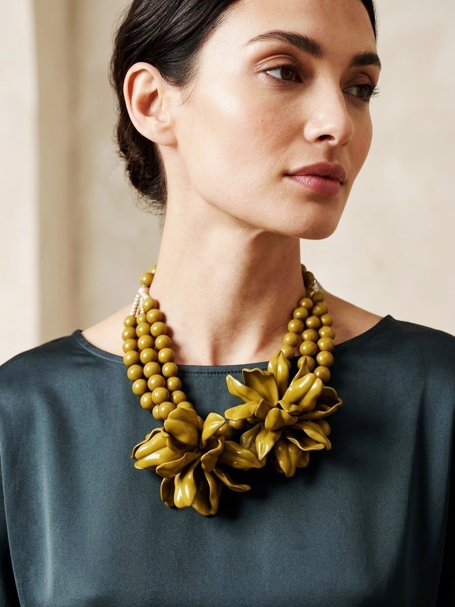 Collana girocollo regolabile realizzata con sfere e fiori in resina color ocra
lunghezza 45cm Spedizione Gratuita Collana girocollo regolabile realizzata con sfere e fiori in resina color ocra
lunghezza 45cm Spedizione Gratuita