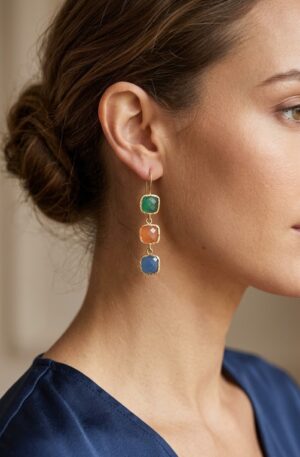 Orecchini  realizzati con quadrati occhio di gatto in verde,arancio e azzurro circondati da ottone con monachella
lunghezza 6cm
peso 3.1gr Spedizione Gratuita