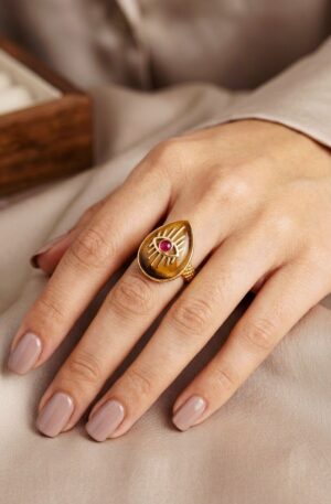 Anello regolabile realizzato in ottone con occhio di tigre ed occhio con radice di rubino centrale Spedizione Gratuita