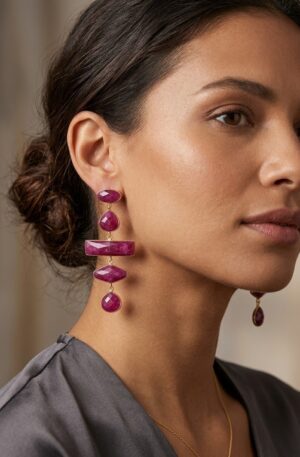 Orecchini pendenti realizzati in varie forme con radice di rubino circondata da ottone 
lunghezza 7.5cm
peso 10.4gr Spedizione Gratuita