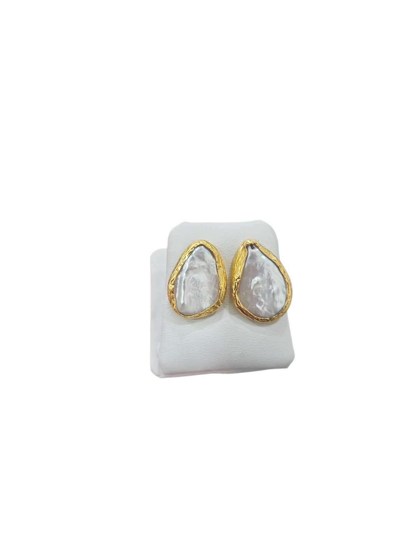 Orecchini lobo realizzati con perla scaramazza contornata da ottonelunghezza 2cmpeso 3gr Spedizione Gratuita