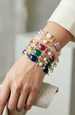 Bracciali regolabili realizzati artigianalmente con agata ovale in vari colori, quarzi,perle di fiume,perle barocche ed ematite. Elementi dorati in acciaio. Lunghezza 23cm Spedizione Gratuita
