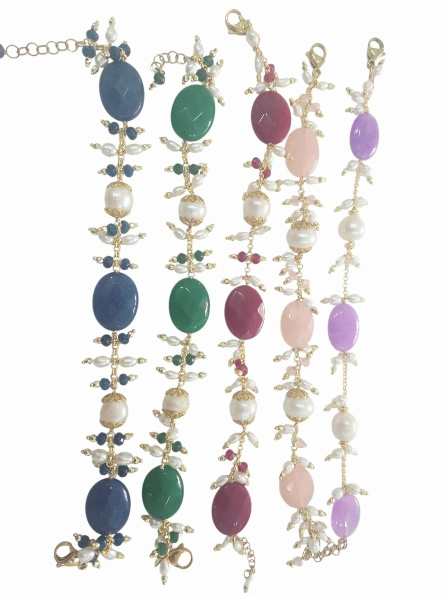 Bracciali regolabili realizzati artigianalmente con agata ovale in vari colori, quarzi,perle di fiume,perle barocche ed ematite. Elementi dorati in acciaio. Lunghezza 23cm Spedizione Gratuita