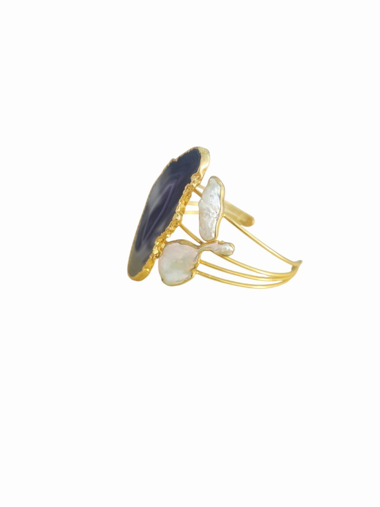 Bracciale ad incastro in ottone realizzato con agata violacea striata grande centrale e perle di fiume piatte irregolari contornate da ottone Spedizione Gratuita Bracciale ad incastro in ottone realizzato con agata violacea striata grande centrale e perle di fiume piatte irregolari contornate da ottone Spedizione Gratuita