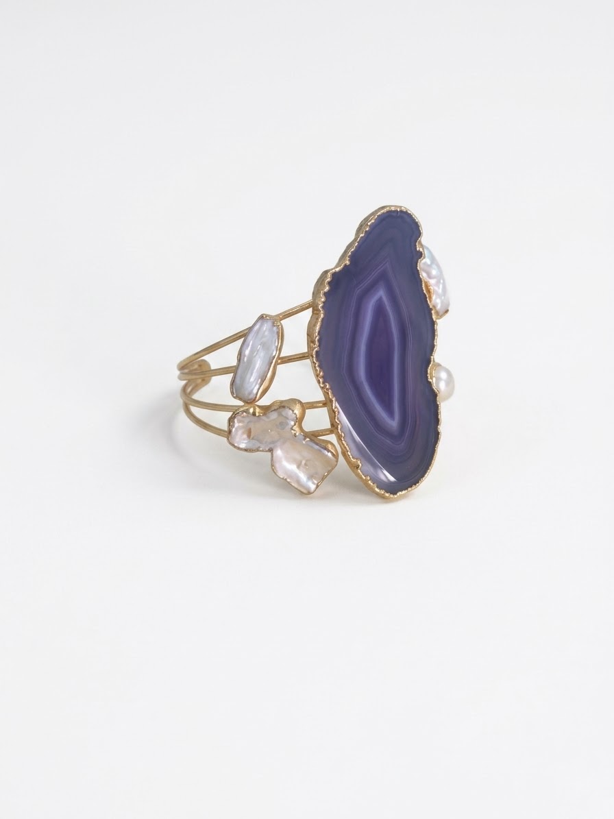 Bracciale ad incastro in ottone realizzato con agata violacea striata grande centrale e perle di fiume piatte irregolari contornate da ottone Spedizione Gratuita