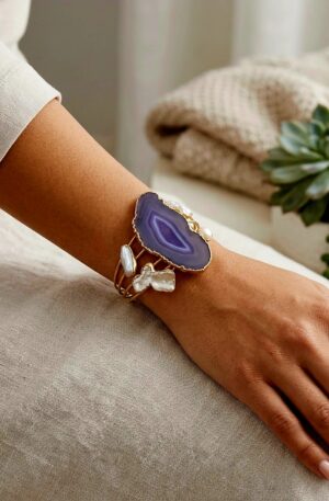 Bracciale ad incastro in ottone realizzato con agata violacea striata grande centrale e perle di fiume piatte irregolari contornate da ottone Spedizione Gratuita