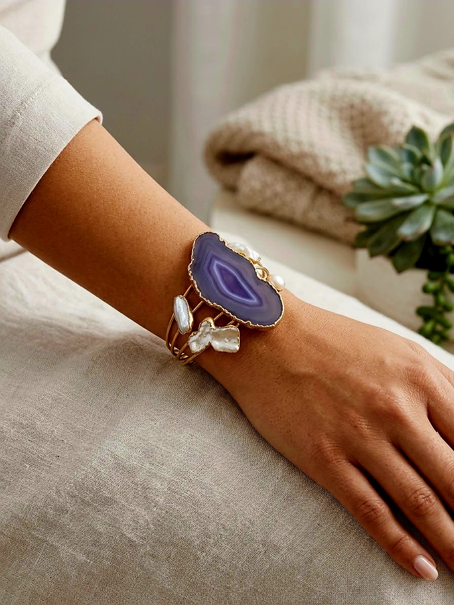 Bracciale ad incastro in ottone realizzato con agata violacea striata grande centrale e perle di fiume piatte irregolari contornate da ottone Spedizione Gratuita Bracciale ad incastro in ottone realizzato con agata violacea striata grande centrale e perle di fiume piatte irregolari contornate da ottone Spedizione Gratuita