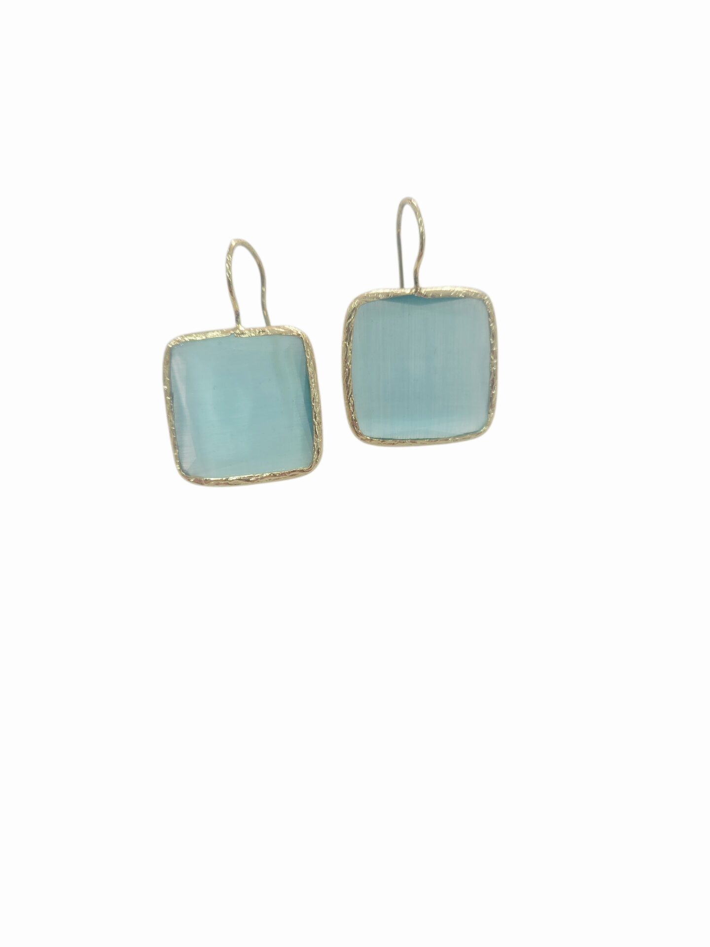 Orecchini occhio di gatto quadrati color acqua marina circondati da ottone con monachella 
lunghezza 3.5cm
peso 4gr Spedizione Gratuita