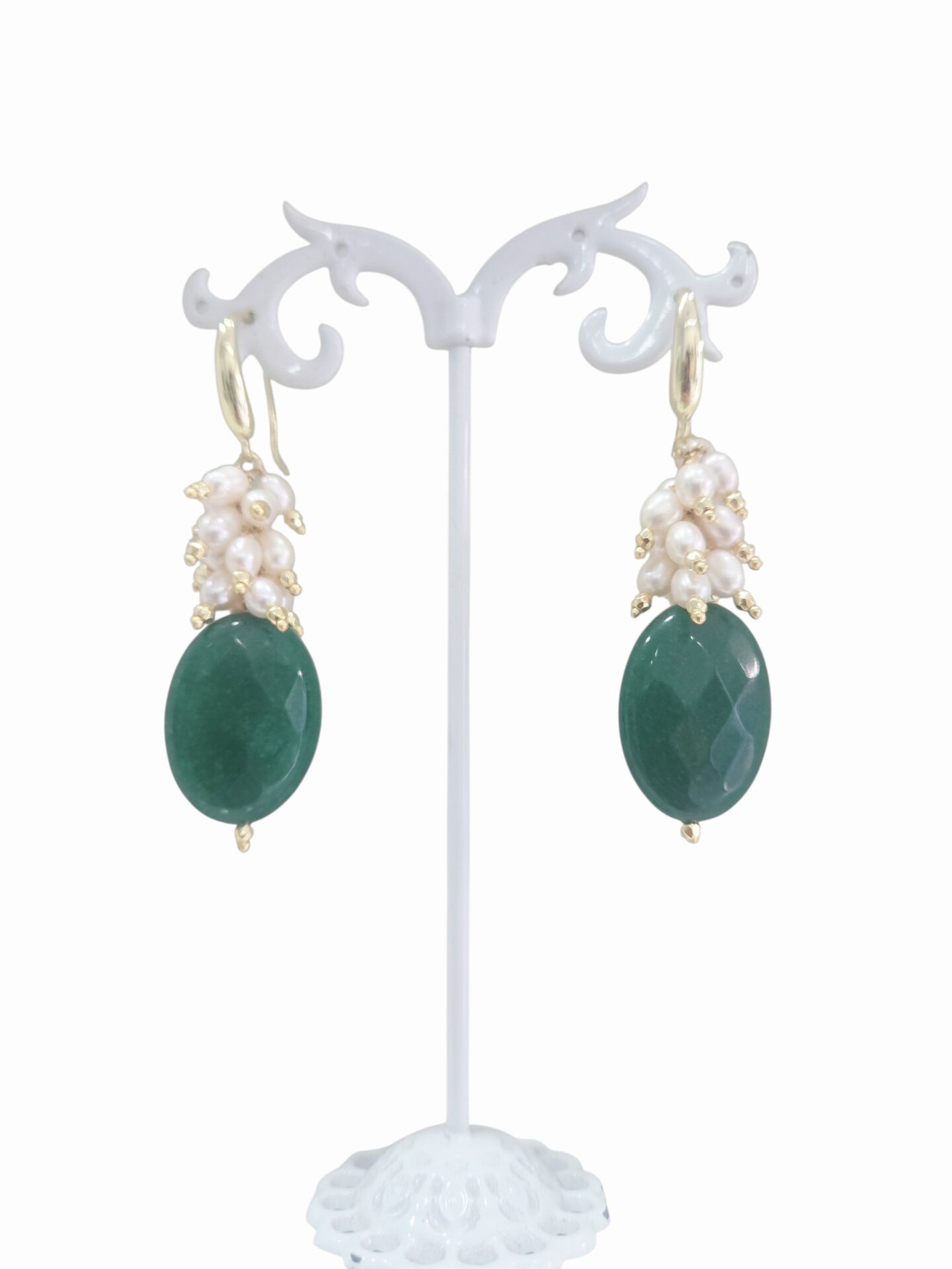Orecchini  realizzati  con agata verde,grappolo di perline dinfiume ed ematite. monachella in ottone 
lunghezza 6cm
peso 9.4gr Spedizione Gratuita