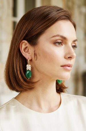 Orecchini  realizzati  con agata verde,grappolo di perline dinfiume ed ematite. monachella in ottone 
lunghezza 6cm
peso 9.4gr Spedizione Gratuita