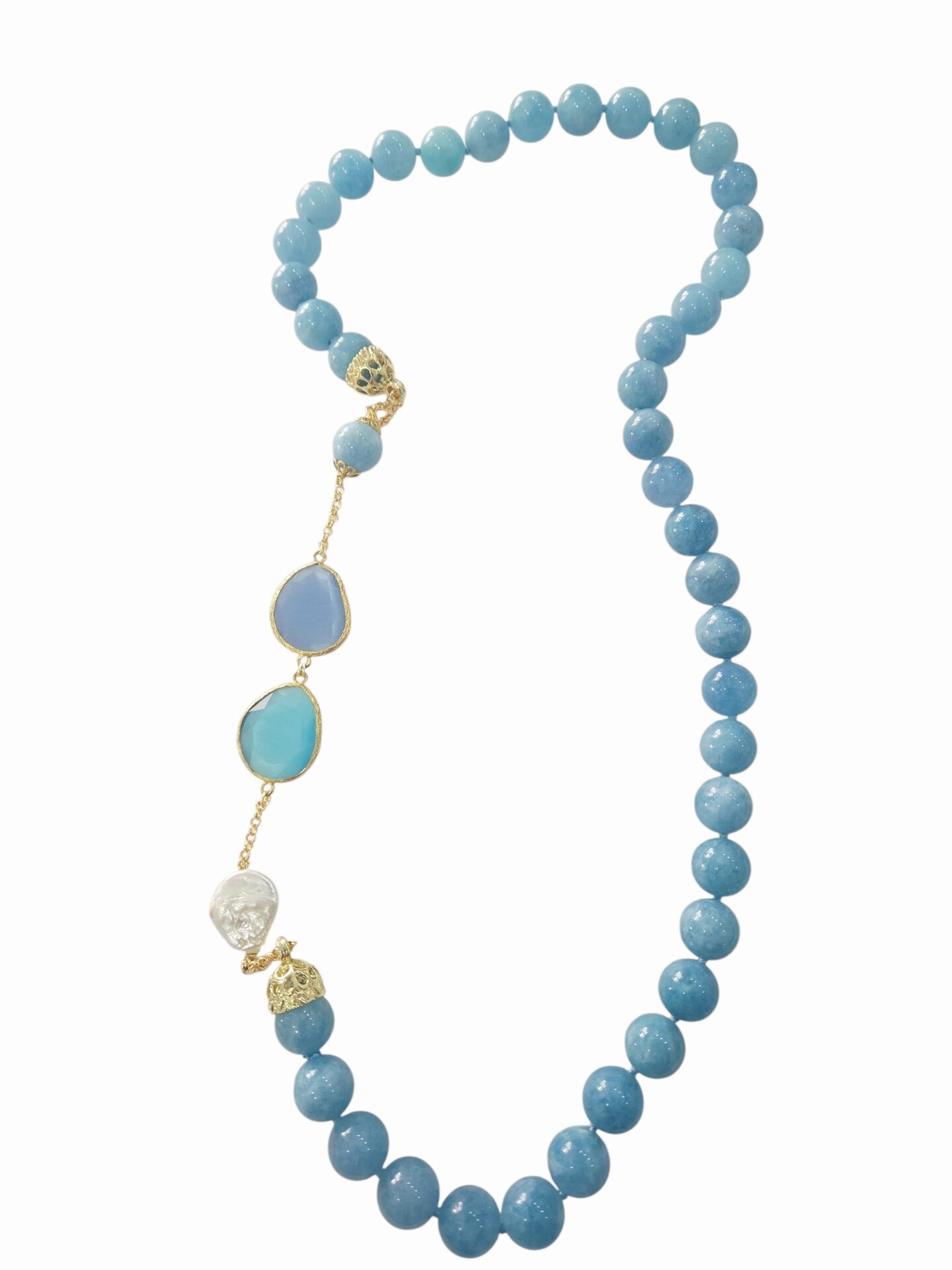 Collana lunga realizzata con calcedonio,perla di fiume piatta ed occhio di gatto.
lunghezza 78 cm Spedizione Gratuita