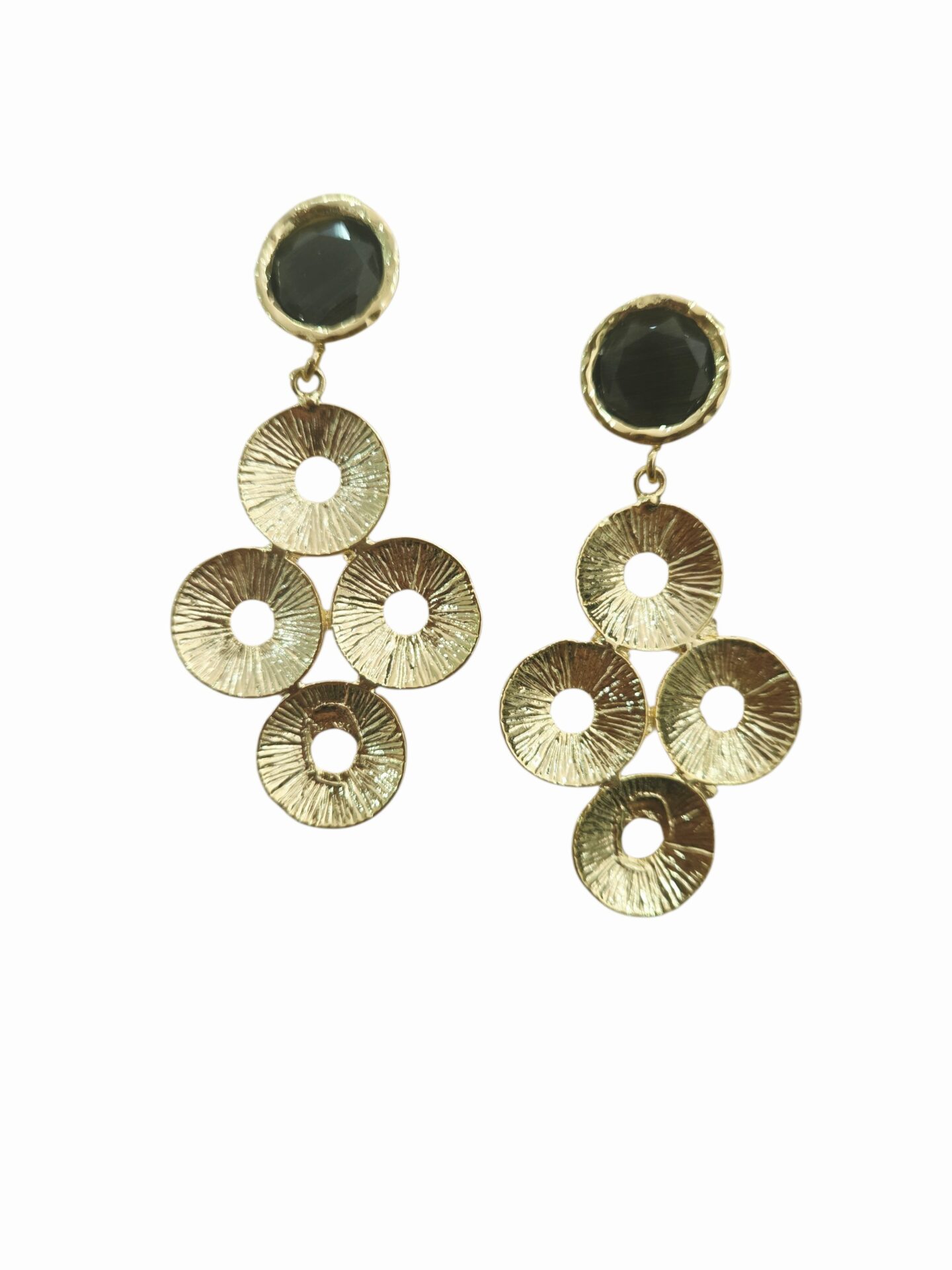 Orecchini realizzati con ottone dorato e perno con occhio di gatto nero
peso 8.1gr
lunghezza 6cm Spedizione Gratuita Orecchini realizzati con ottone dorato e perno con occhio di gatto nero
peso 8.1gr
lunghezza 6cm Spedizione Gratuita