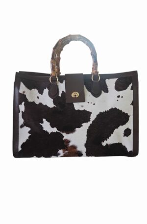 Borsa in cavallino muccato e vera pelle marrone,made Italy,manici in bambù,dotata di tracolla. Interno foderato scomparto unico con tasche laterli aperte e con zip. Chiusura con zip e cursore clip.
misure L46 B16 H33 Spedizione Gratuita