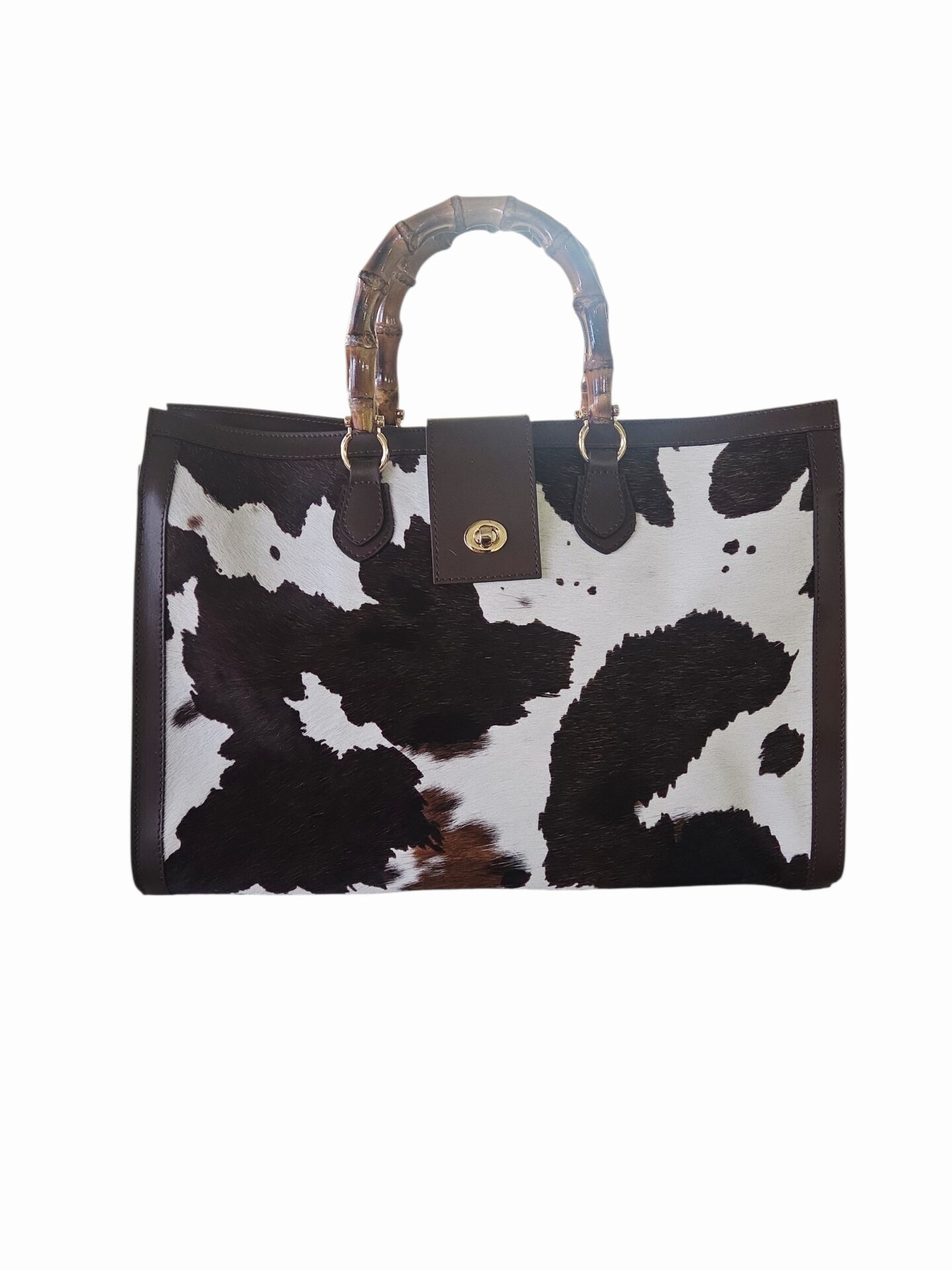 Borsa in cavallino muccato e vera pelle marrone,made Italy,manici in bambù,dotata di tracolla. Interno foderato scomparto unico con tasche laterli aperte e con zip. Chiusura con zip e cursore clip.
misure L46 B16 H33 Spedizione Gratuita Borsa in cavallino muccato e vera pelle marrone,made Italy,manici in bambù,dotata di tracolla. Interno foderato scomparto unico con tasche laterli aperte e con zip. Chiusura con zip e cursore clip.
misure L46 B16 H33 Spedizione Gratuita