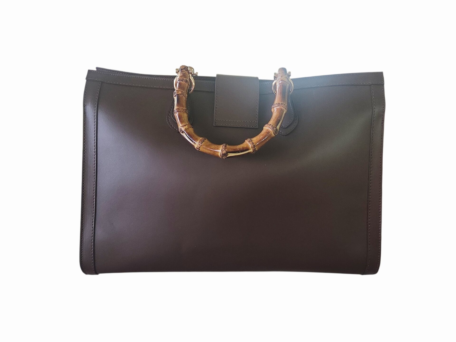 Borsa in cavallino muccato e vera pelle marrone,made Italy,manici in bambù,dotata di tracolla. Interno foderato scomparto unico con tasche laterli aperte e con zip. Chiusura con zip e cursore clip.
misure L46 B16 H33 Spedizione Gratuita