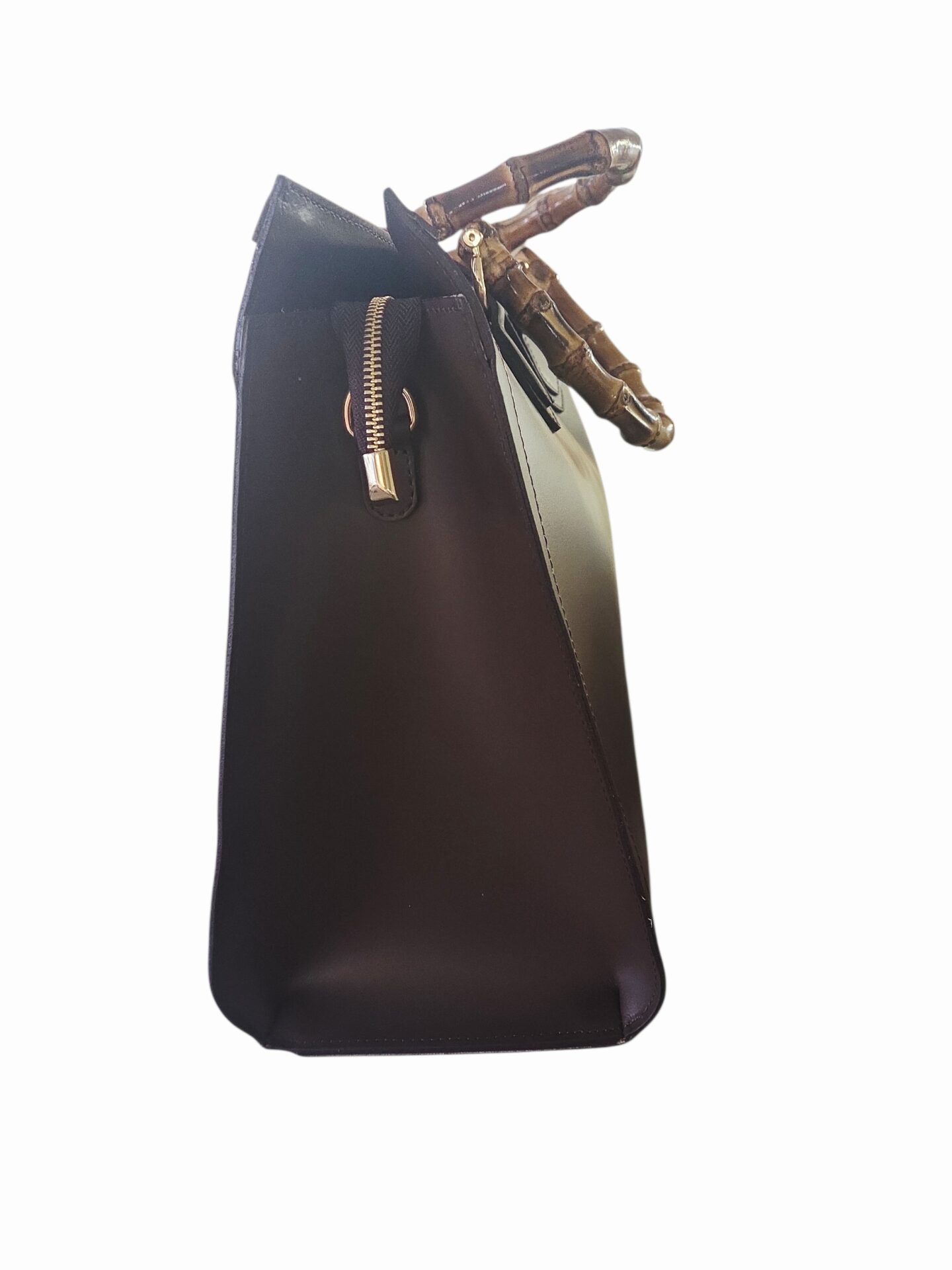 Borsa in cavallino muccato e vera pelle marrone,made Italy,manici in bambù,dotata di tracolla. Interno foderato scomparto unico con tasche laterli aperte e con zip. Chiusura con zip e cursore clip.
misure L46 B16 H33 Spedizione Gratuita Borsa in cavallino muccato e vera pelle marrone,made Italy,manici in bambù,dotata di tracolla. Interno foderato scomparto unico con tasche laterli aperte e con zip. Chiusura con zip e cursore clip.
misure L46 B16 H33 Spedizione Gratuita