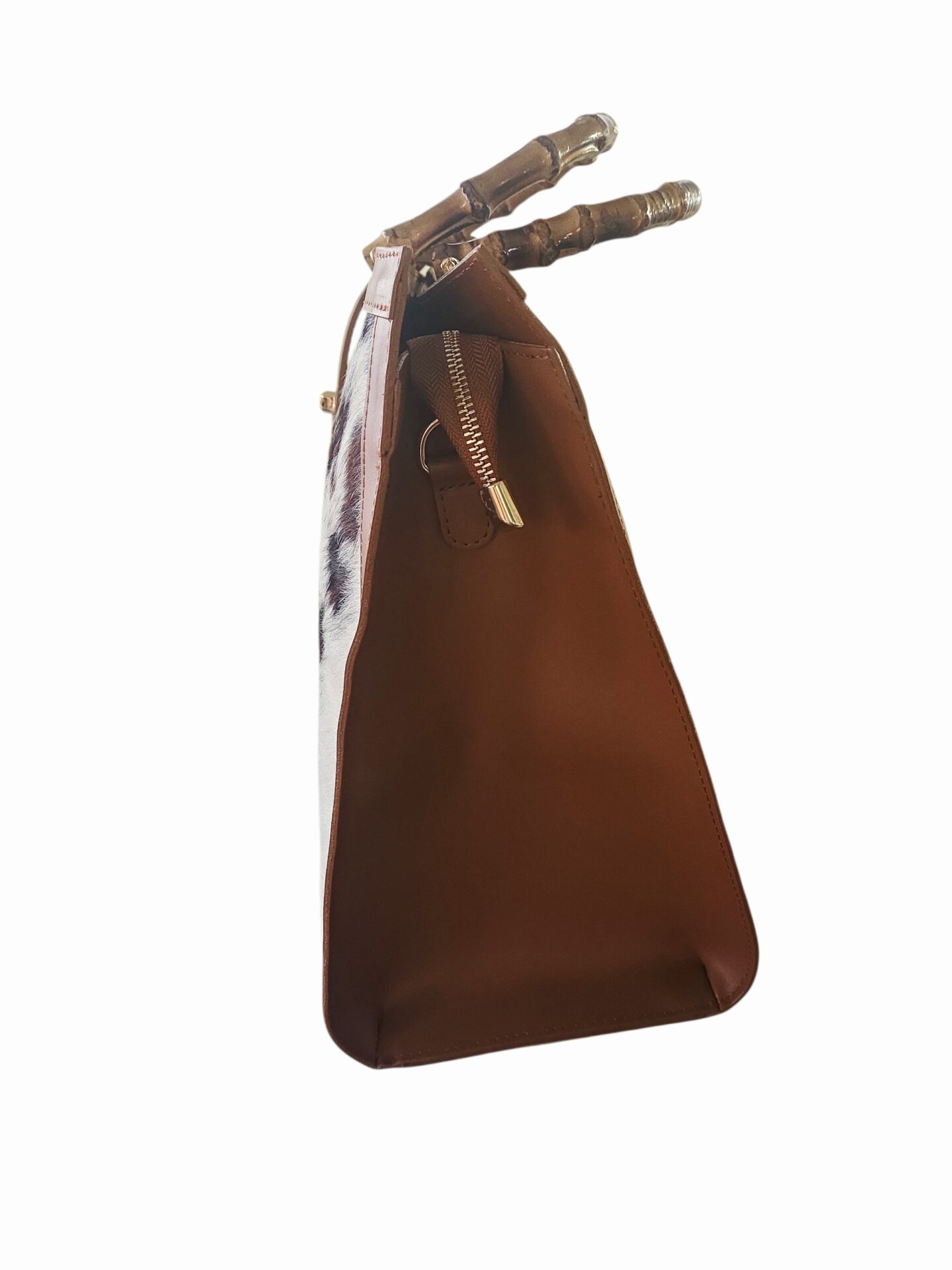 Borsa in cavallino muccato e vera pelle cuoio,made Italy,manici in bambù,dotata di tracolla. Interno foderato scomparto unico con tasche laterli aperte e con zip. Chiusura con zip e cursore clip.
misure L46 B16 H33 Spedizione Gratuita