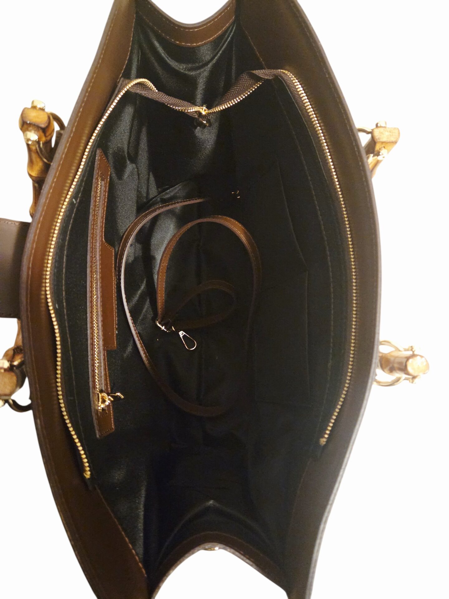 Borsa in cavallino muccato e vera pelle marrone,made Italy,manici in bambù,dotata di tracolla. Interno foderato scomparto unico con tasche laterli aperte e con zip. Chiusura con zip e cursore clip.
misure L46 B16 H33 Spedizione Gratuita Borsa in cavallino muccato e vera pelle marrone,made Italy,manici in bambù,dotata di tracolla. Interno foderato scomparto unico con tasche laterli aperte e con zip. Chiusura con zip e cursore clip.
misure L46 B16 H33 Spedizione Gratuita