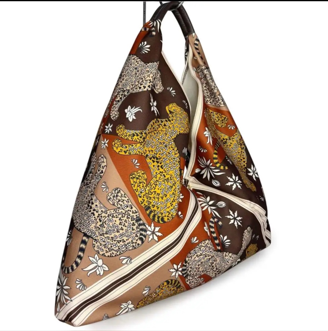 Borsa Maxi Sacca triangolo in tessuto con stampa leopardo e manico in vera pelle,made Italy,chiusura con bottone magnetico.
misura L60cm H con manico 65cm Spedizione Gratuita
