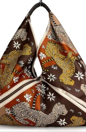 Borsa Maxi Sacca triangolo in tessuto con stampa leopardo e manico in vera pelle,made Italy,chiusura con bottone magnetico.
misura L60cm H con manico 65cm Spedizione Gratuita