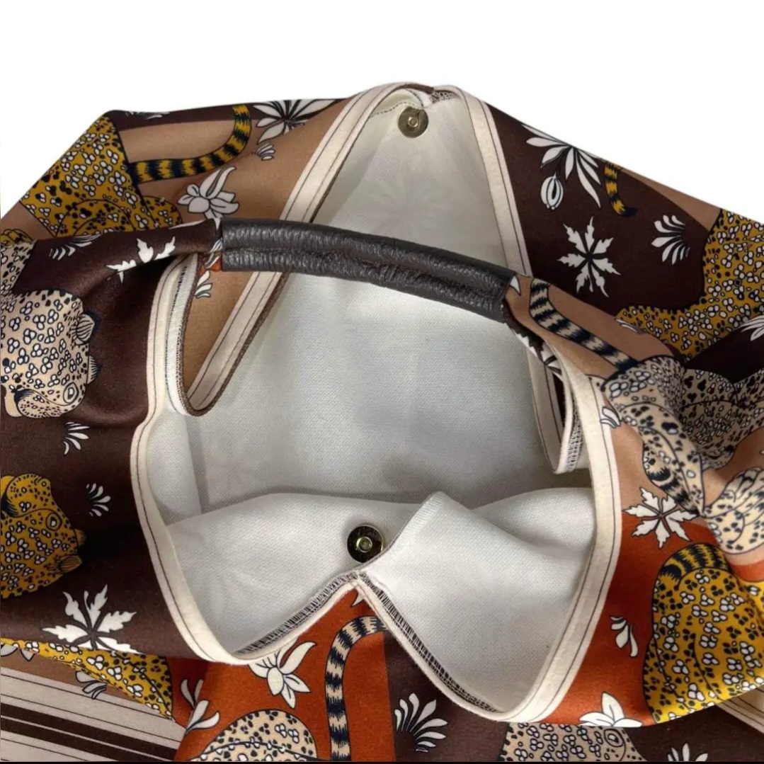Borsa Maxi Sacca triangolo in tessuto con stampa leopardo e manico in vera pelle,made Italy,chiusura con bottone magnetico.
misura L60cm H con manico 65cm Spedizione Gratuita