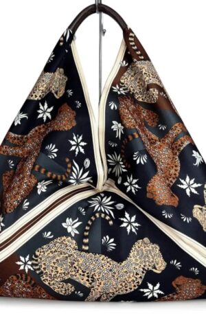 Borsa Maxi Sacca triangolo in tessuto con stampa leopardo e manico in vera pelle,made Italy,chiusura con bottone magnetico.
misura L60cm H con manico 65cm Spedizione Gratuita