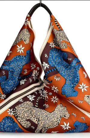 Borsa Maxi Sacca triangolo in tessuto con stampa leopardo e manico in vera pelle,made Italy,chiusura con bottone magnetico.
misura L60cm H con manico 65cm Spedizione Gratuita
