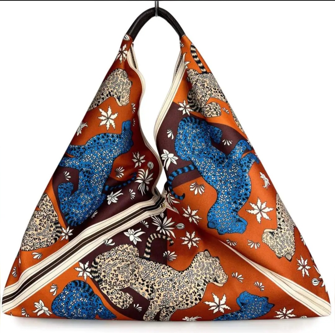 Borsa Maxi Sacca triangolo in tessuto con stampa leopardo e manico in vera pelle,made Italy,chiusura con bottone magnetico.
misura L60cm H con manico 65cm Spedizione Gratuita