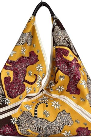 Borsa Maxi Sacca triangolo in tessuto con stampa leopardo e manico in vera pelle,made Italy,chiusura con bottone magnetico.
misura L60cm H con manico 65cm Spedizione Gratuita