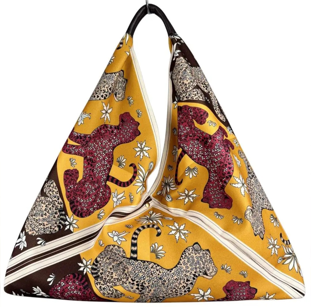 Borsa Maxi Sacca triangolo in tessuto con stampa leopardo e manico in vera pelle,made Italy,chiusura con bottone magnetico.
misura L60cm H con manico 65cm Spedizione Gratuita