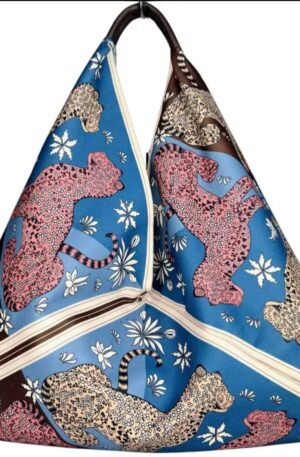 Borsa Maxi Sacca triangolo in tessuto con stampa leopardo e manico in vera pelle,made Italy,chiusura con bottone magnetico.
misura L60cm H con manico 65cm Spedizione Gratuita