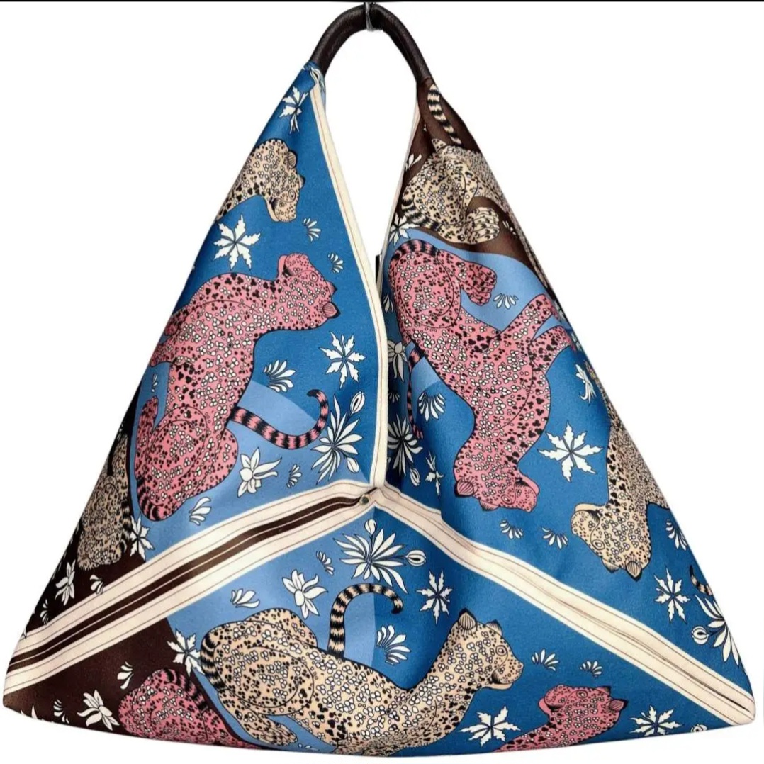 Borsa Maxi Sacca triangolo in tessuto con stampa leopardo e manico in vera pelle,made Italy,chiusura con bottone magnetico.
misura L60cm H con manico 65cm Spedizione Gratuita