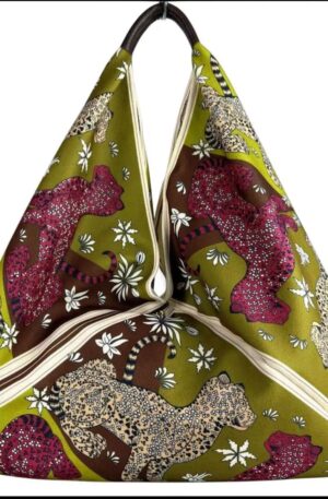 Borsa Maxi Sacca triangolo in tessuto con stampa leopardo e manico in vera pelle,made Italy,chiusura con bottone magnetico.
misura L60cm H con manico 65cm Spedizione Gratuita
