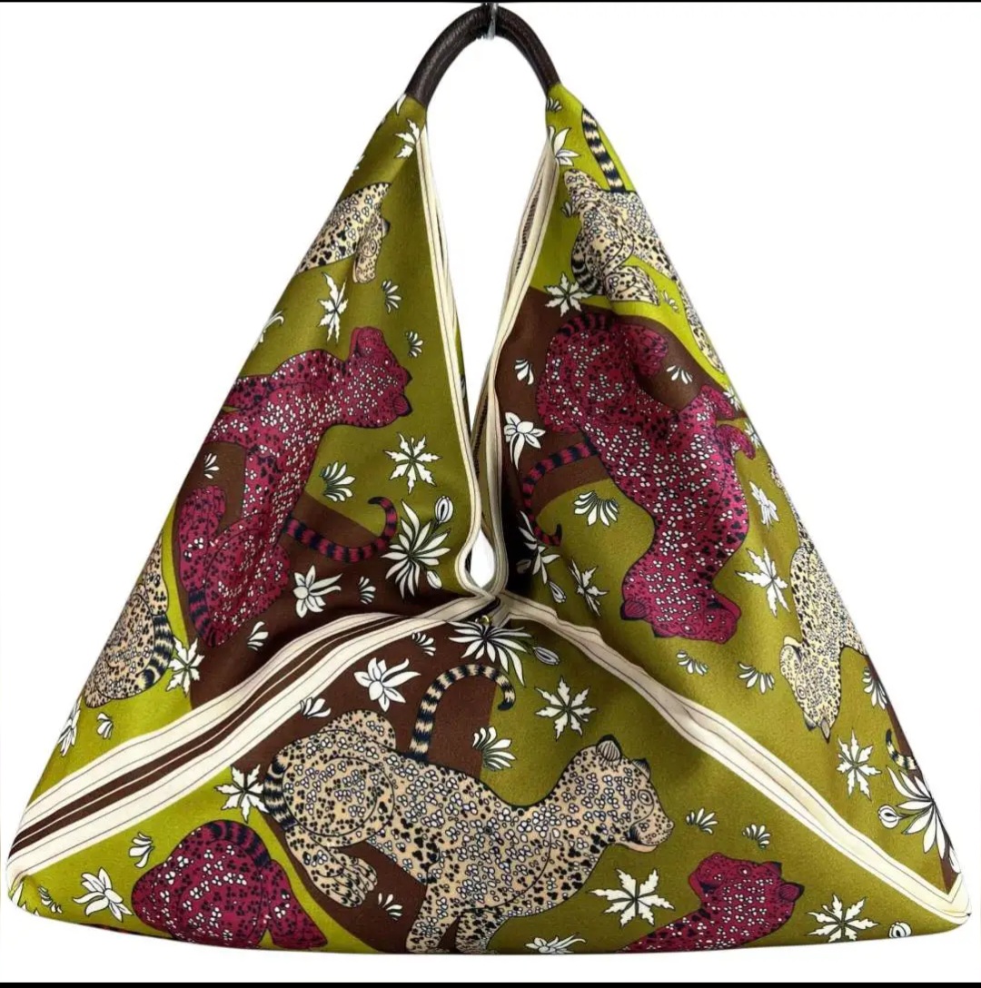 Borsa Maxi Sacca triangolo in tessuto con stampa leopardo e manico in vera pelle,made Italy,chiusura con bottone magnetico.
misura L60cm H con manico 65cm Spedizione Gratuita