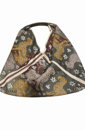 Borsa Maxi Sacca triangolo in tessuto con stampa leopardo e manico in vera pelle,made Italy,chiusura con bottone magnetico.
misura L60cm H con manico 65cm Spedizione Gratuita