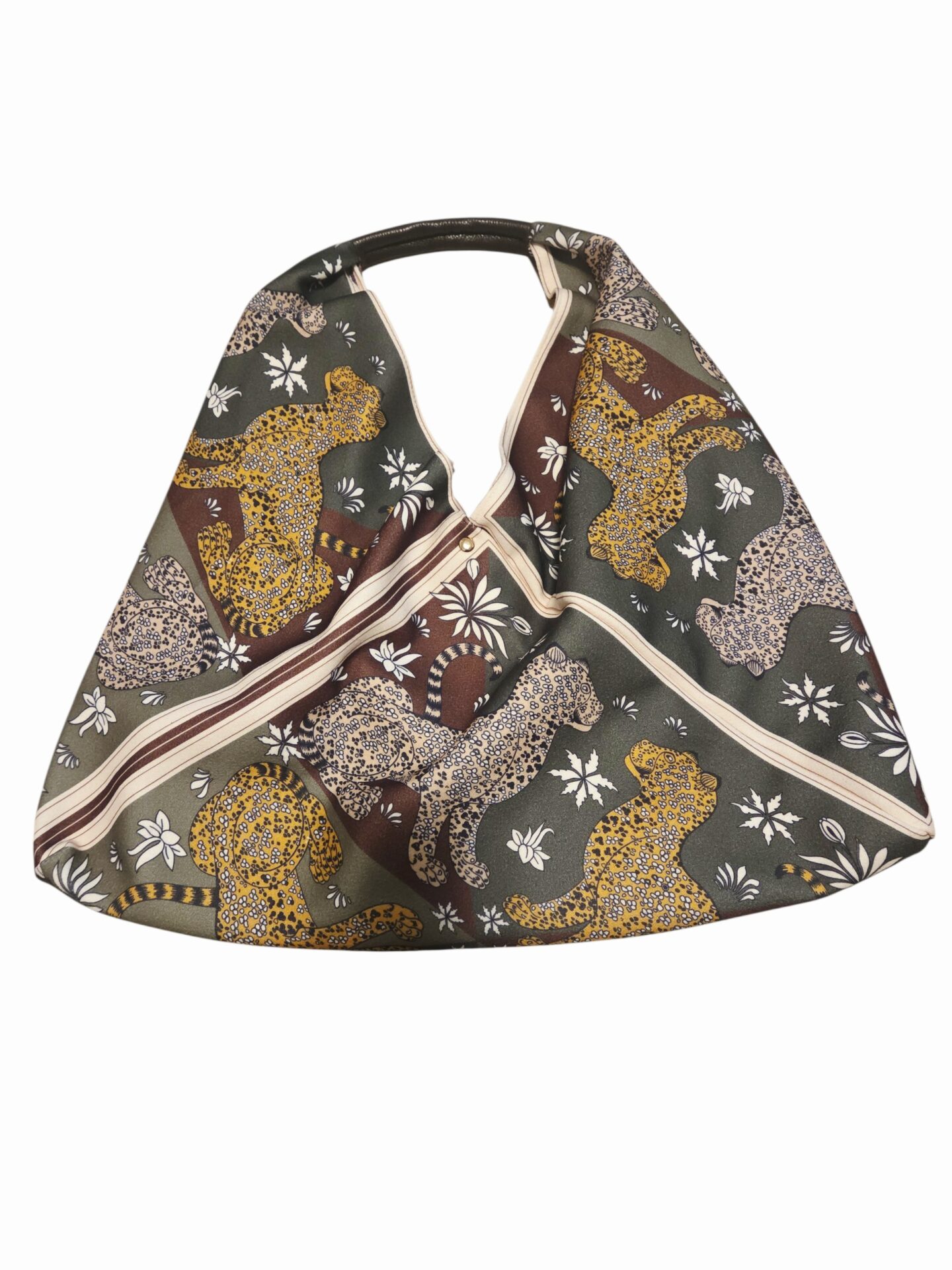 Borsa Maxi Sacca triangolo in tessuto con stampa leopardo e manico in vera pelle,made Italy,chiusura con bottone magnetico.
misura L60cm H con manico 65cm Spedizione Gratuita