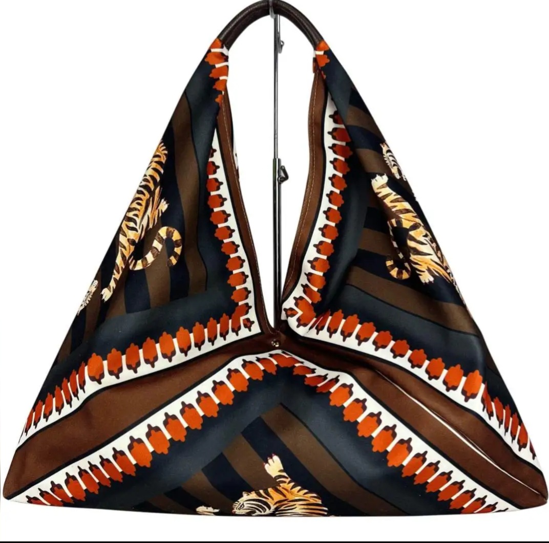 Borsa Maxi Sacca triangolo in tessuto con stampa tigre e manico in vera pelle,made Italy,chiusura con bottone magnetico.
misura L60cm H con manico 65cm Spedizione Gratuita Borsa Maxi Sacca triangolo in tessuto con stampa tigre e manico in vera pelle,made Italy,chiusura con bottone magnetico.
misura L60cm H con manico 65cm Spedizione Gratuita
