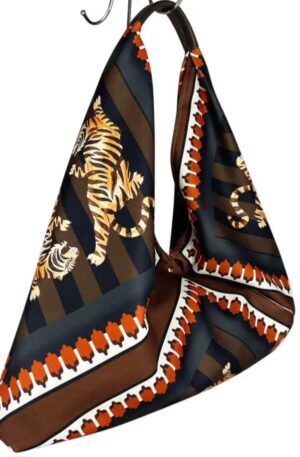 Borsa Maxi Sacca triangolo in tessuto con stampa tigre e manico in vera pelle,made Italy,chiusura con bottone magnetico.
misura L60cm H con manico 65cm Spedizione Gratuita