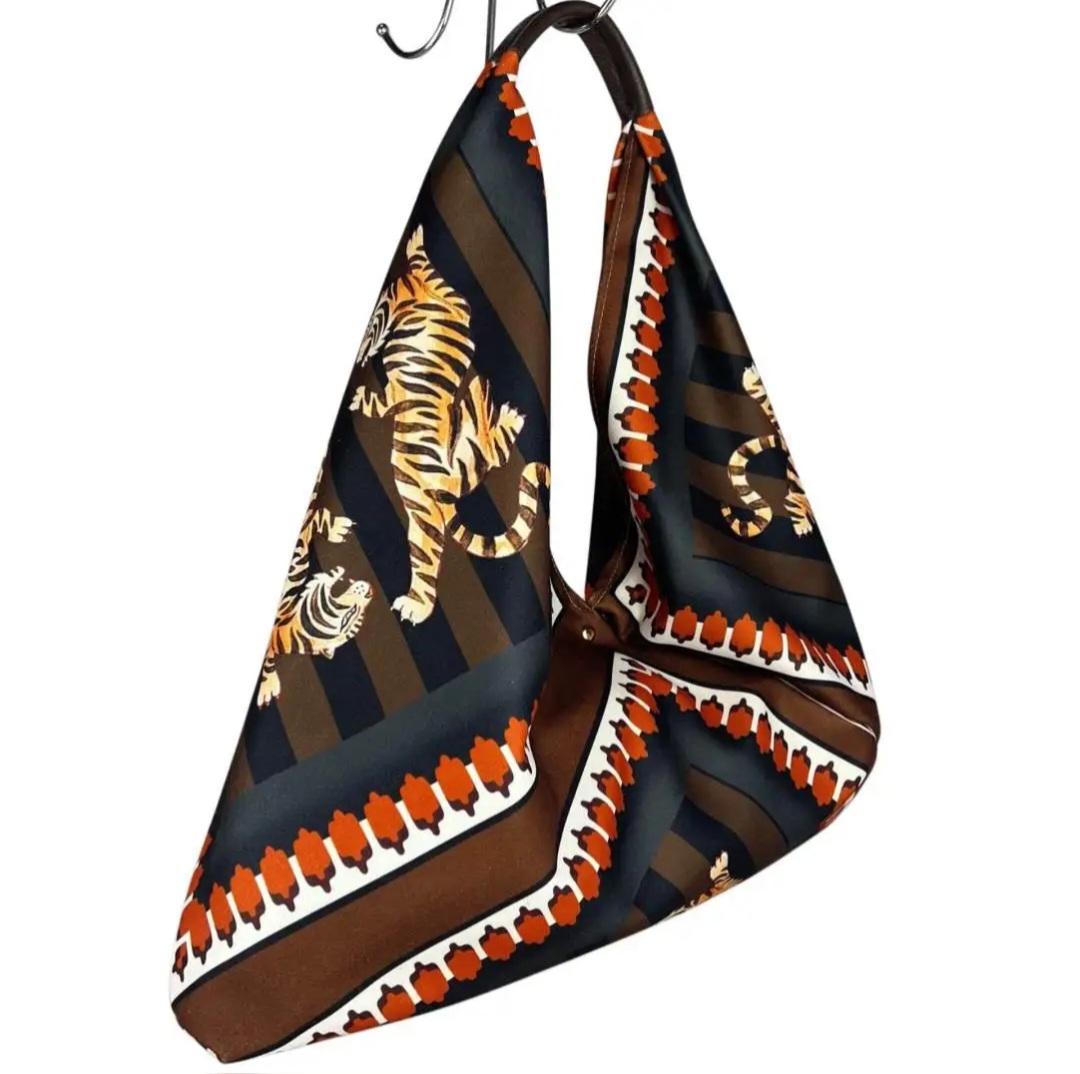 Borsa Maxi Sacca triangolo in tessuto con stampa tigre e manico in vera pelle,made Italy,chiusura con bottone magnetico.
misura L60cm H con manico 65cm Spedizione Gratuita Borsa Maxi Sacca triangolo in tessuto con stampa tigre e manico in vera pelle,made Italy,chiusura con bottone magnetico.
misura L60cm H con manico 65cm Spedizione Gratuita