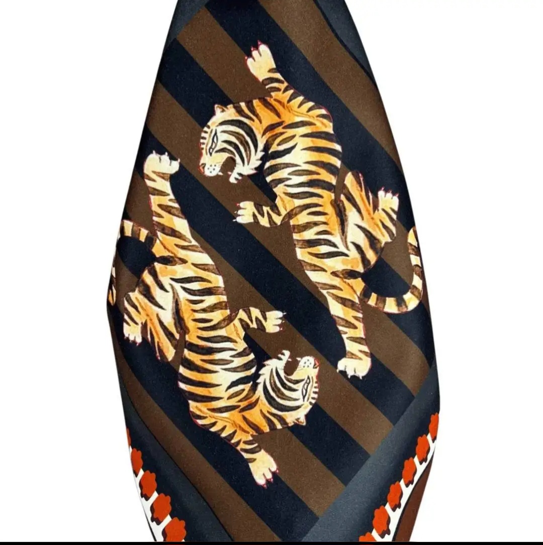Borsa Maxi Sacca triangolo in tessuto con stampa tigre e manico in vera pelle,made Italy,chiusura con bottone magnetico.
misura L60cm H con manico 65cm Spedizione Gratuita