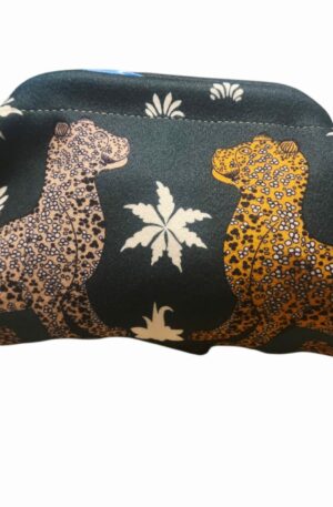 Pochette in tessuto con leopardi, ,dotata di catenella dorata,interno nudo. Misure L31 H18
colore verde Spedizione Gratuita