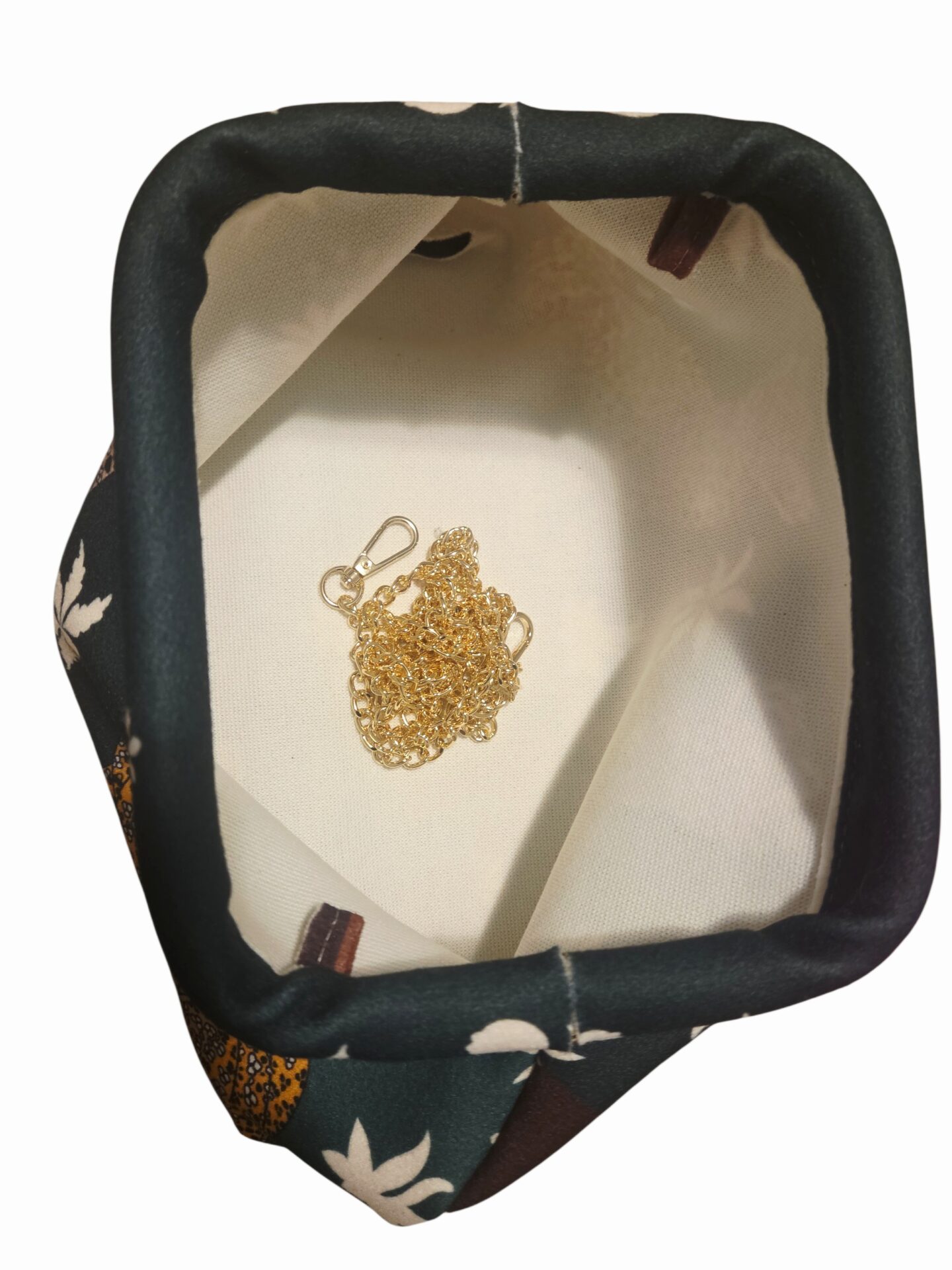 Pochette in tessuto con leopardi, ,dotata di catenella dorata,interno nudo. Misure L31 H18
colore verde Spedizione Gratuita